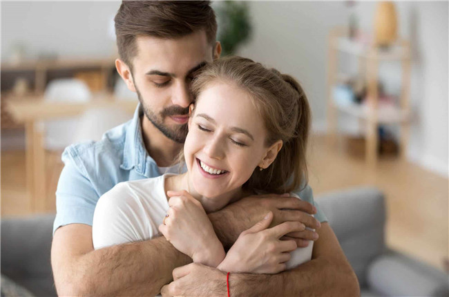 如何应对婚姻中的外部压力和挑战？